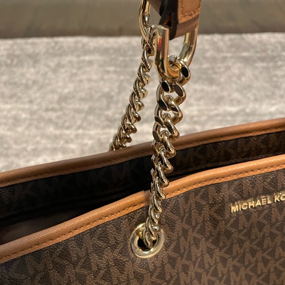 Michael Kors Jet Set Chain Laptop Tote - Picture 4 of 15